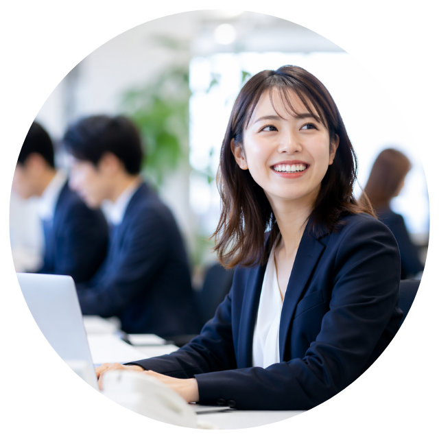 派遣社員として初めて働いている女性のイメージ画像。