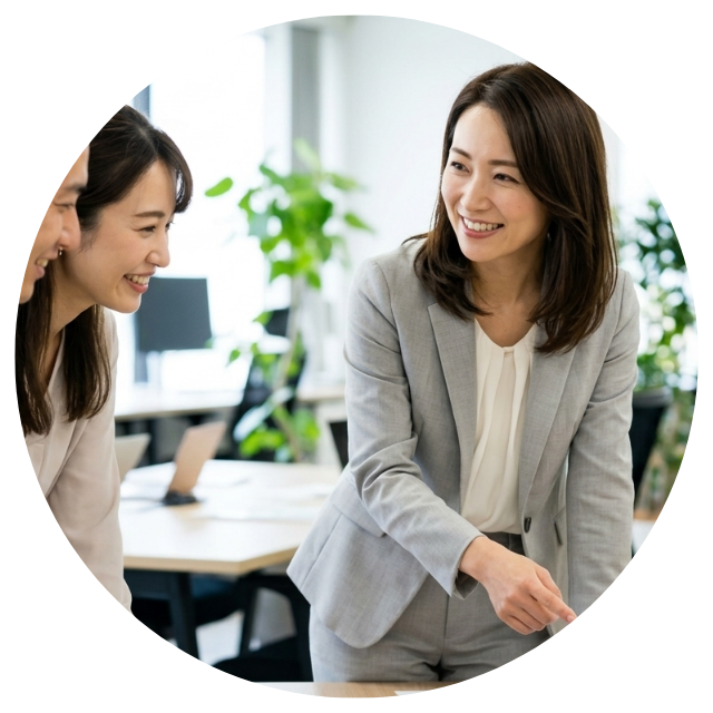 正社員として活き活きと働いている女性のイメージ画像。